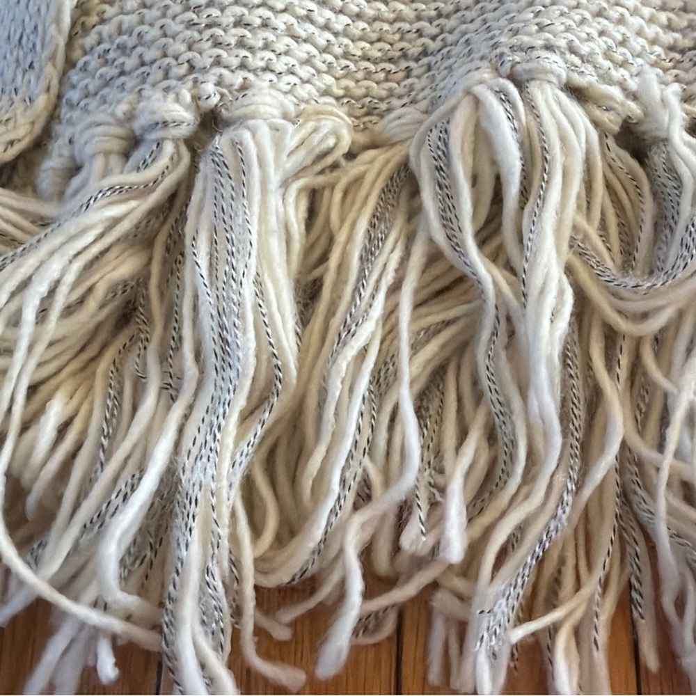 New Universal Thread Oblong Winter Scarf W/ Fringe Cream & Gray Herringbone - Picture 6 of 8